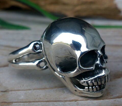 skull ring