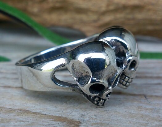 ring met skulls