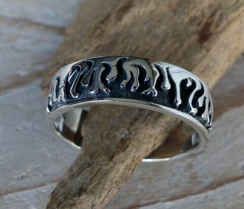 biker ring vlammen