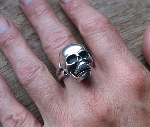 ring met skull die open kan