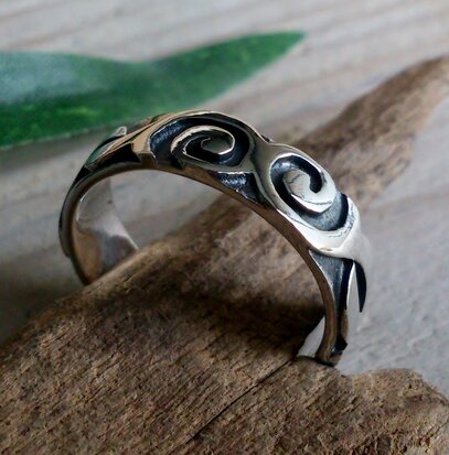zilveren ring met krulle motief