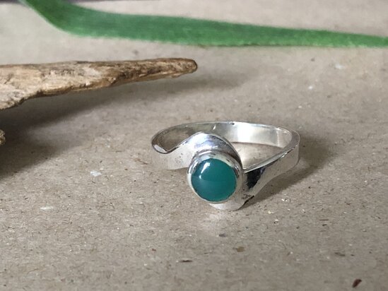 zilveren ring met groen steentje