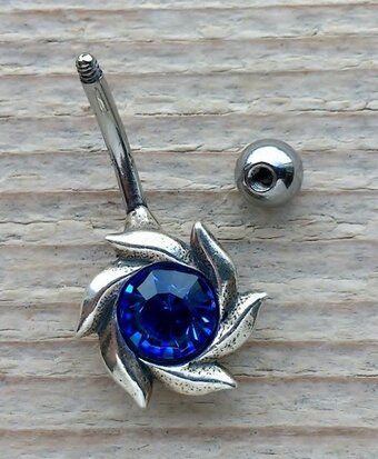 blauwe navelpiercing