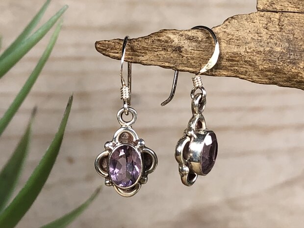 zilveren oorbellen met paarse steentjes