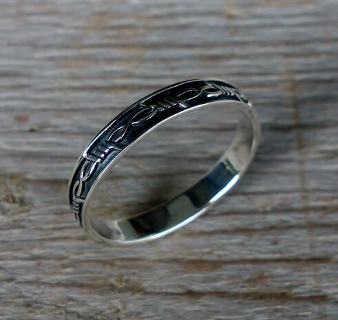 zilveren ring met prikkeldraad