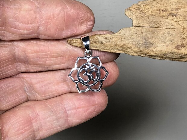 aum hanger zilver