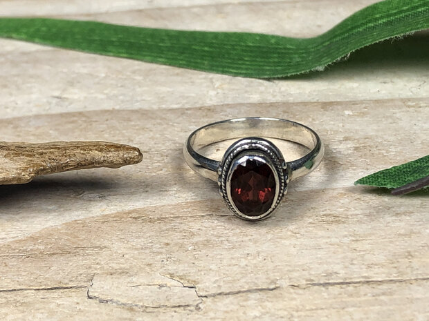zilveren ringetje granaat
