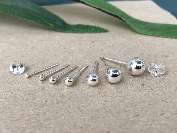 echt zilveren oorstekers met een glad balletje