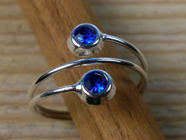 teenring met blauwe steentjes