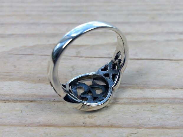 ring met knoop en aum