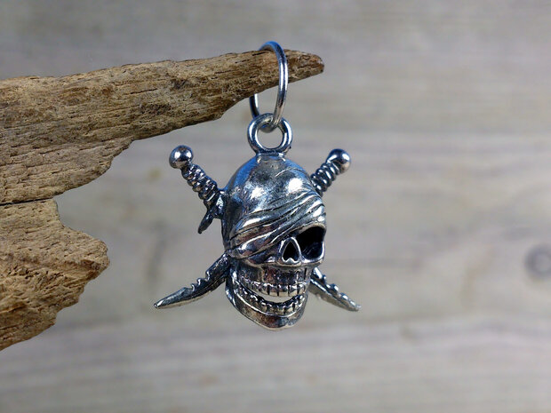 zeerover skull hanger