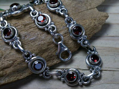 armband zilver donkerrode steentjes lengte 19 cm