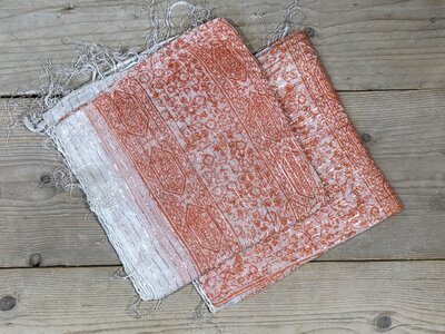 sjaal met print zilver wit-oranje