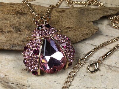 ketting hanger lievebees goudkleur roze