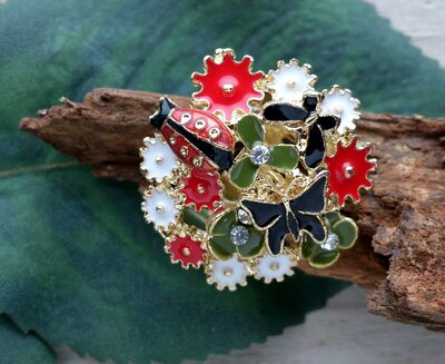 ring goudkleur lievebees bloemen