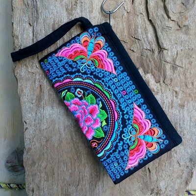 etui geborduurd met vlinders en lotus