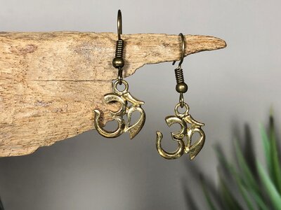 aum oorbellen messing