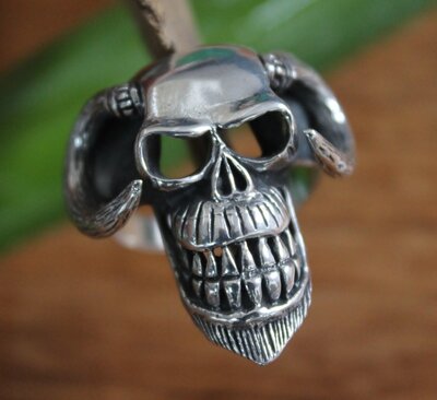 ring skull met hoorns zilver (maat 22 - 23)