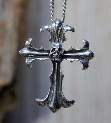 hanger kruis met skull zilver