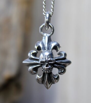 hanger kruis met skull zilver