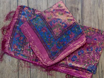 sjaal goud | fuchsia-blauw