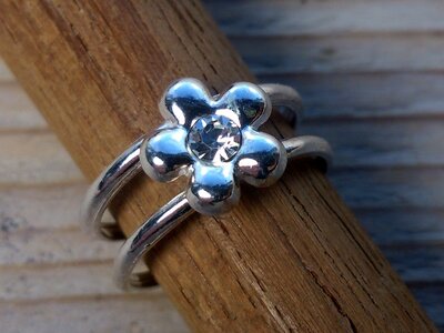 teenring zilver bloem wit (maat 15mm)