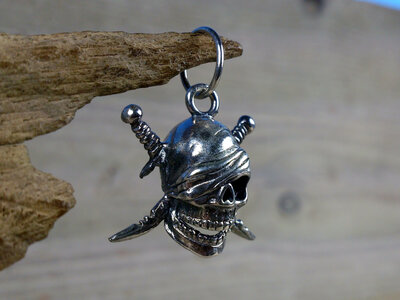 hanger skull zeerover zilver