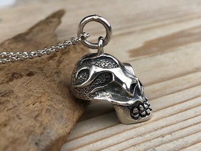 hanger skull vlammen zilver